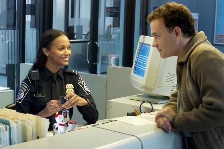 still-of-tom-hanks-and-zoe-saldana-in-the-terminal-large-picture